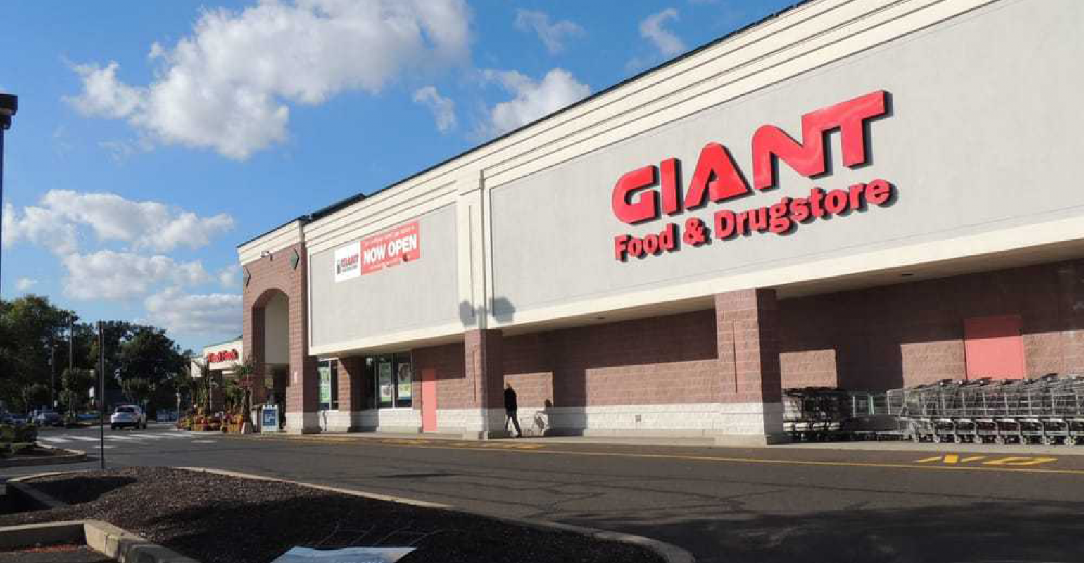 The exterior of a Giant Food grocery store.